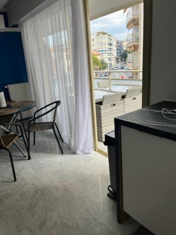 Emplacement De Premier Ordre En Bas Des Plages Et Des Commerces Juan-les-Pins Zewnętrze zdjęcie