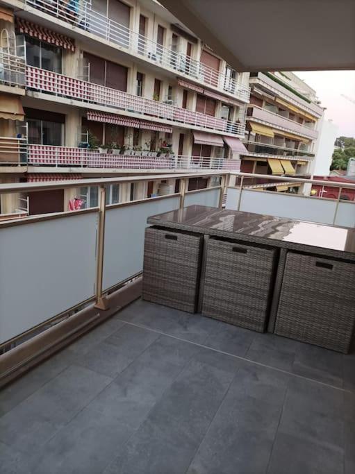 Emplacement De Premier Ordre En Bas Des Plages Et Des Commerces Juan-les-Pins Zewnętrze zdjęcie
